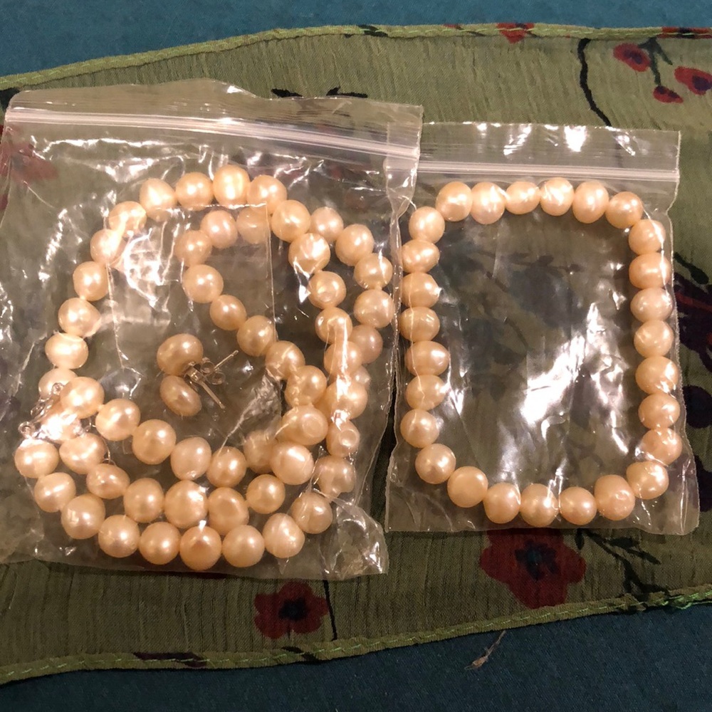 pearl necklace set.  Includes necklace, earrings and bracelet. NEW without tags